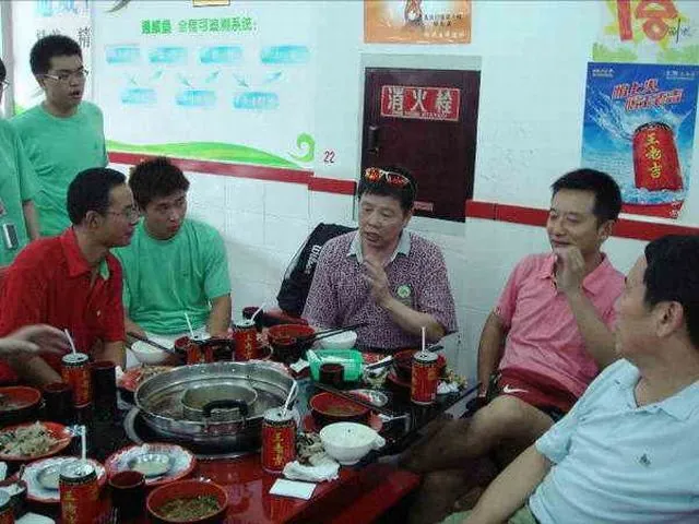 成都电视台探秘频道主编谭军为全体志愿者介绍灾区最新情况指导活动