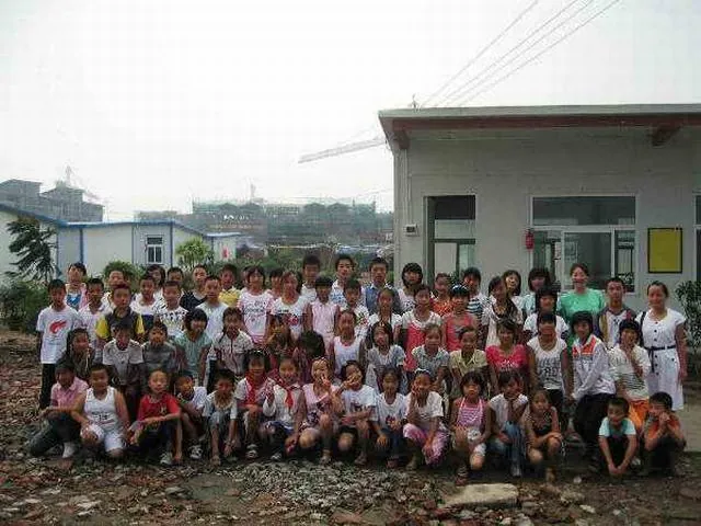 参加学唱<阳光种子歌>的同学与志愿者