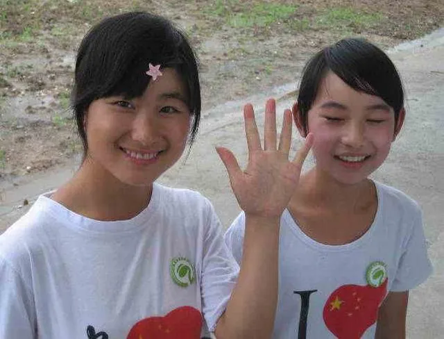 灿烂的笑脸+美丽的红星=四川美少女