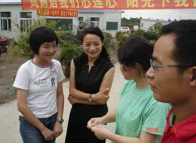 青城山镇党委文教委员傅芳静现场交谈