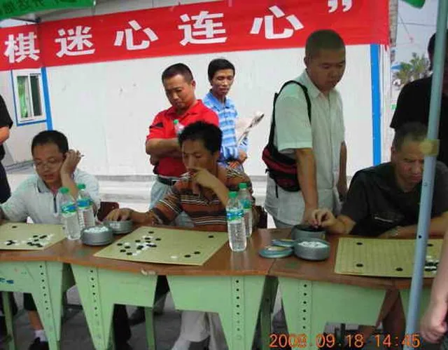 青城山学校的铁杆棋迷与四川棋院运动员下棋