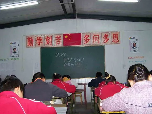 四川绵阳安州小学 - 板房里的学习