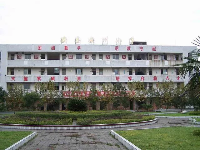 四川绵阳安州小学 - 被震斜的教学楼