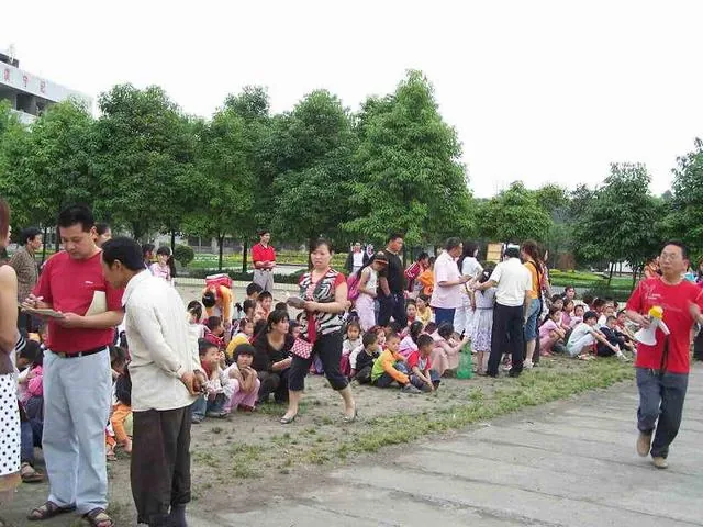 四川绵阳安州小学 - 地震后老师忙着清点人数
