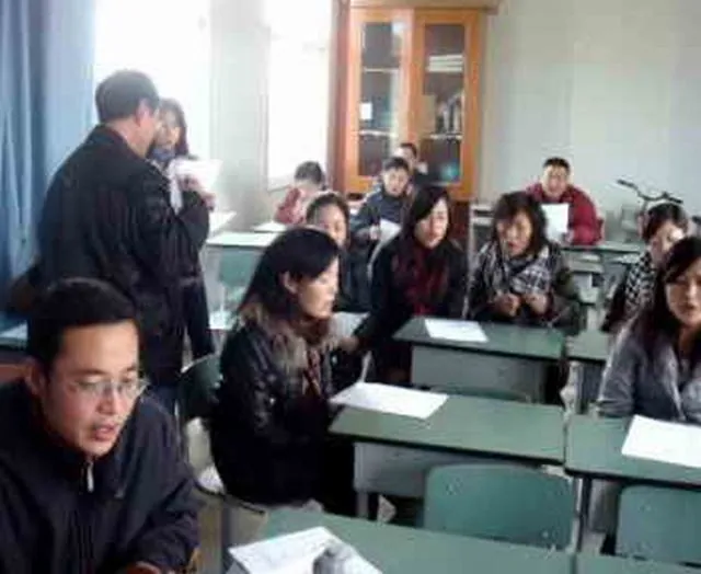 青城山学校合唱团的老师们正在认真排演