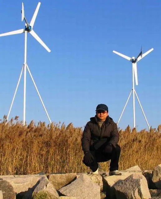 上海亚芯科技有限公司捐赠两台齐乐9200 双卡双待功能的金属滑盖手机，
