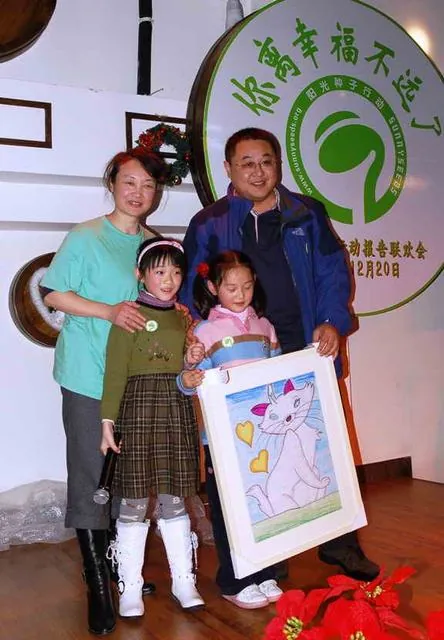 绯红的笑脸代表着对灾区小伙伴的鼓励