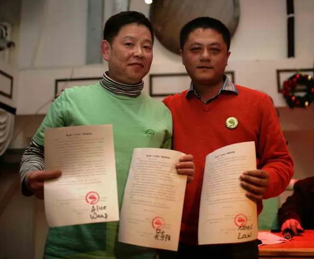 坚持每月去灾区的老志愿者吴东阳先生和朋友认捐了三份千元计划