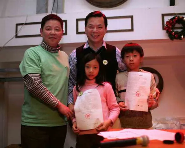 血浓于水--台湾小兄妹在爸爸的带领下各捐了一个千元项目.