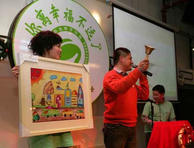 第一位义拍得主吴东阳主持第二件拍卖.