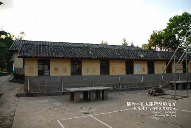 站在安静学校的操场上，我们仿佛听到了孩子们的欢笑！