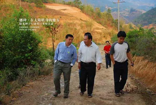 志愿者若乙和联珠小学吴校长在赶往春申江的路上
