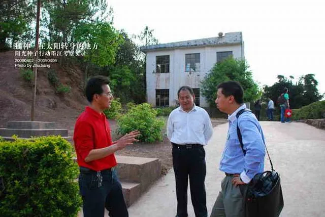 阳光种子志愿者在听取墨江县教育局朱副局长介绍当地学校情况