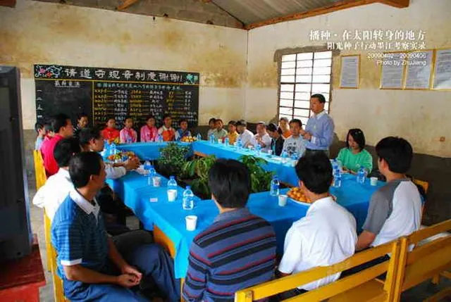 阳光种子行动志愿者若乙向当地老师和同学介绍我们此行的目的