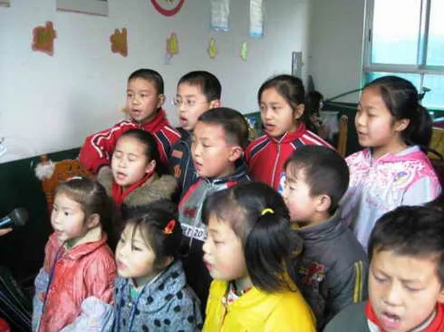 安州小学诵读<三字经>的照片---堪称经典