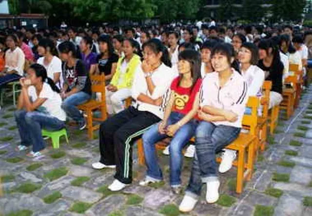 现场同学的表情就可以看到,也鼓励阳光种子志愿者团队应该坚持支持边远地区学生的此类"千元学生创意活动"