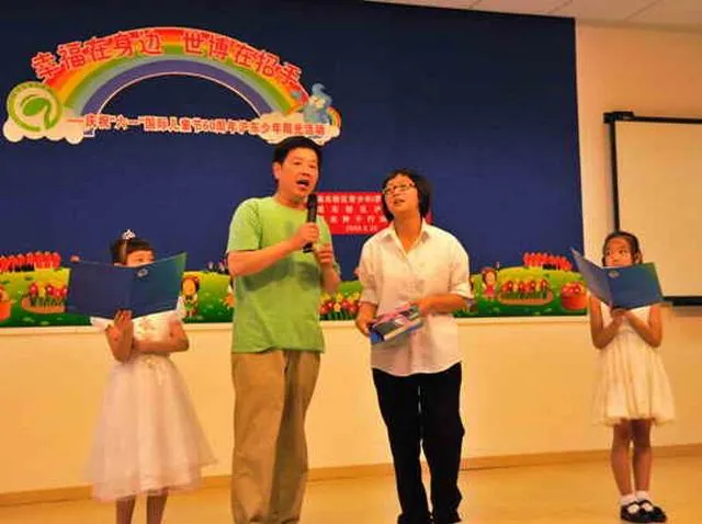 北川中学学生雷晓凤回家探亲,阳光种子行动赠书并借摄影器材一套，支持她的爱心活动．