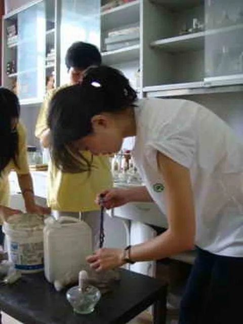 雷霆志愿活动------海归志愿者白蕊在清理化学仪器