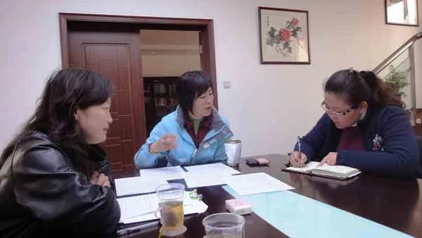 阳光1000快讯---新云台中学江校长与阳光志愿者商量千元计划具体项目