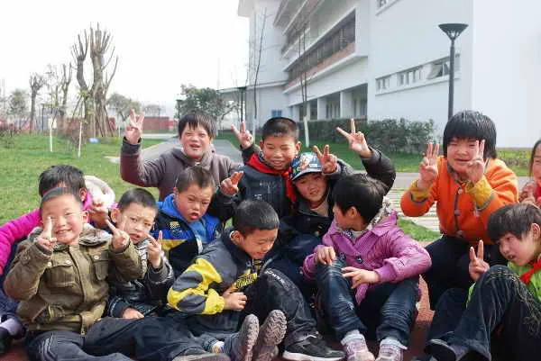 上海企业援助都江堰特殊学校22名智障学生前期报道