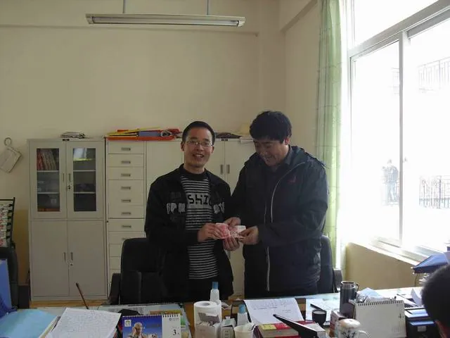 姚兵老师向甘孜雅江中学校长转交千元计划第一个项目经费
