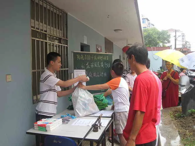 前来用废品兑换礼品的青少年同学依次排队