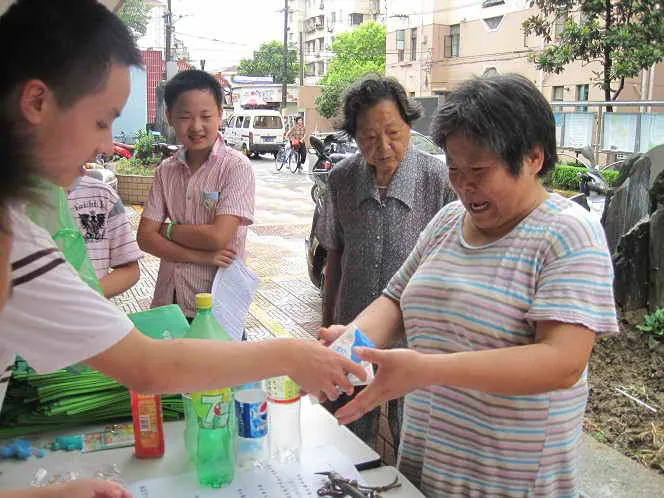 这位居民在我们阳光志愿者的兑换心动中换到了餐巾纸和钥匙圈