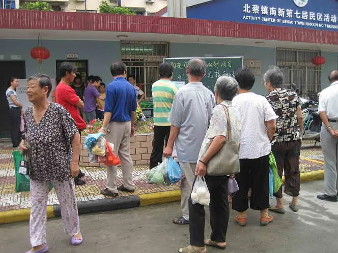 居民们看到兑换清单后马上转身回去拿废品准备来兑换呢！