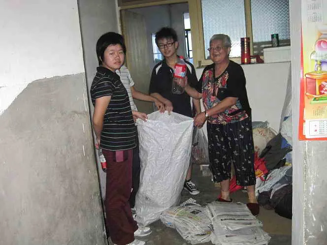 志愿者还上门收取废品，方便老年居民！