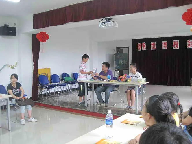 项目组志愿者为表现积极的优秀同学颁发奖品