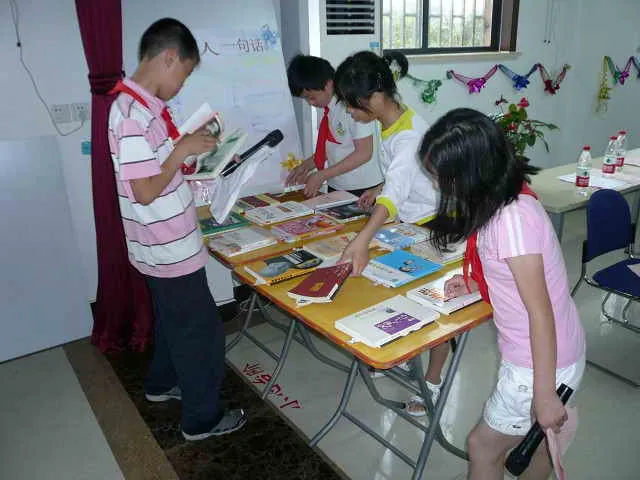 参与活动的同学在挑选自己喜爱的书本，也有同学推荐的书本！