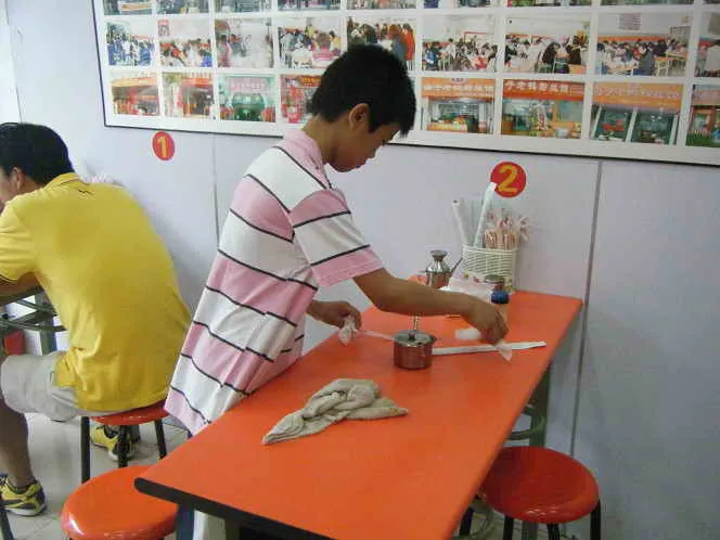 店里客人走后，荀鹏同学马上收拾餐桌！