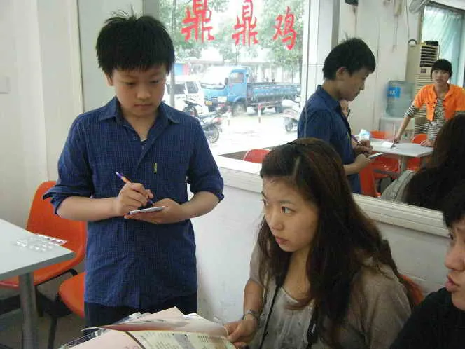 钱永强同学负责点菜服务，还有模有样的，客人就是冲着小帅哥而来的呢！