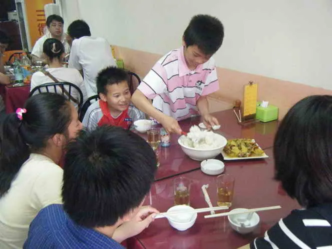 活动结束同学们集体用餐，荀鹏同学为大家盛饭！