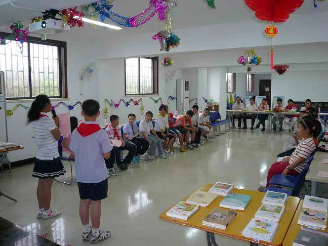 活动总结的现场，主持人熊宇在做介绍和点评，辛老师和家长代表也参加了！