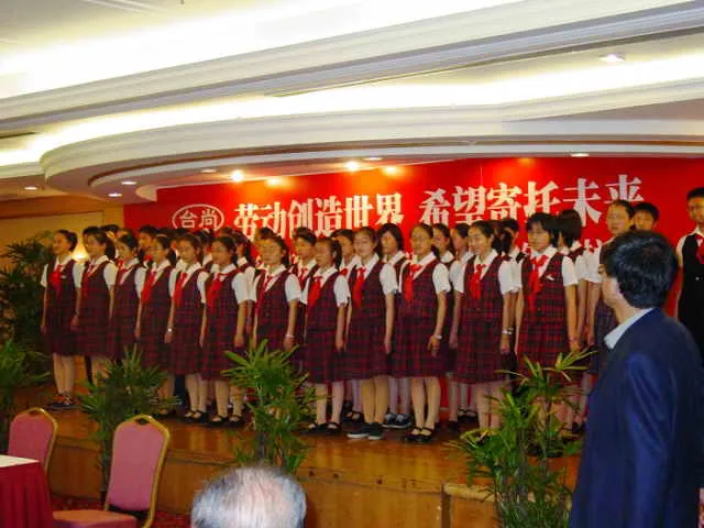 与劳模对话----上海浦东模范中学六年级同学阳光1000千元计划活动报道