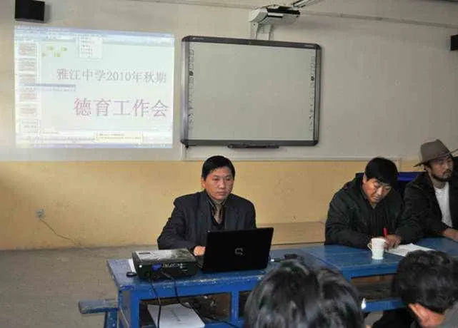 四川藏区雅江中学用上了投影仪