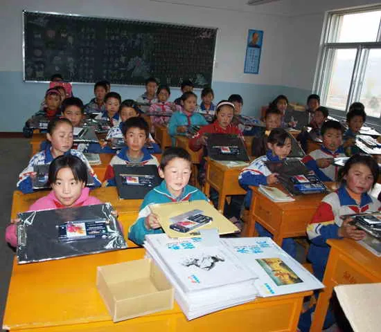 阳光在我校,我是小画家------青海省民和县甘沟乡解放小学千元计划活动报道