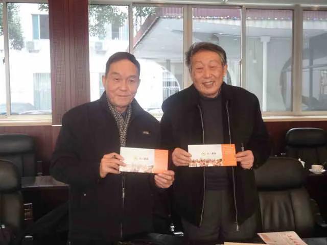 上海两老教授朱赵先生联合捐赠2200元助建北川中学阅报栏