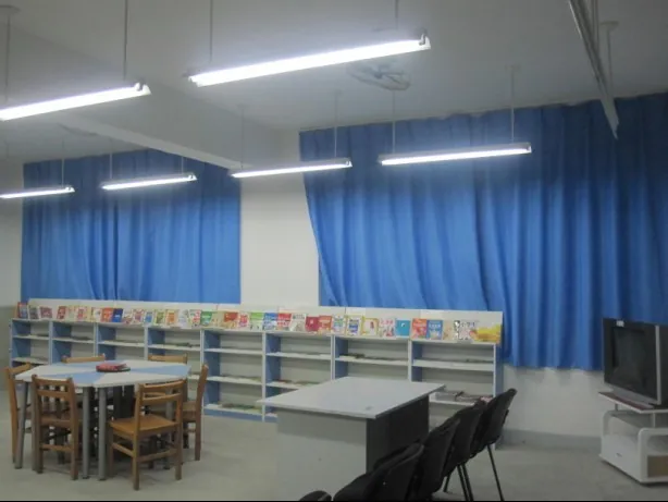 青城小学教室安装窗帘后的照片