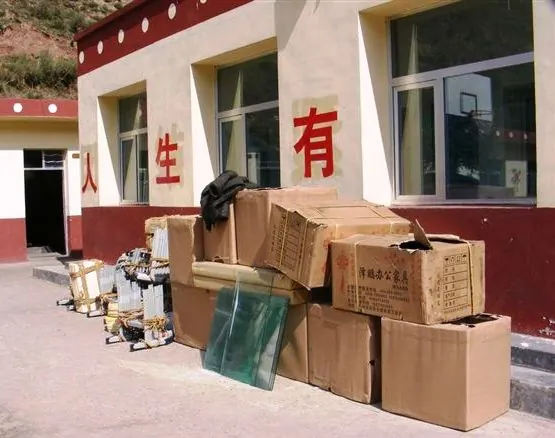 到了,尕吾察小学有了新课桌!