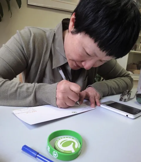 地震受伤女孩张国先得助学金