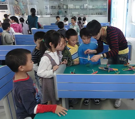 “暑期快乐营——手工制作活动”-三桥小学阳光千元计划报道(6)