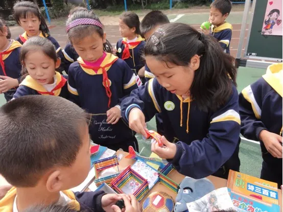 “献爱心•齐义卖•你我心手来相连——阳光种子义卖拍卖会”三桥小学第三次千元活动