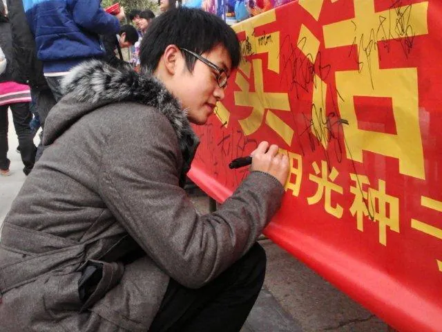 “一个苹果，两份爱心”记张家界吉首大学慈善义卖千元项目