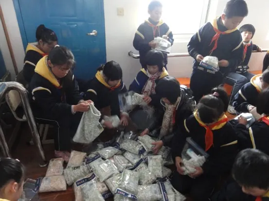 三桥小学阳光种子行动——敬老慰问活动