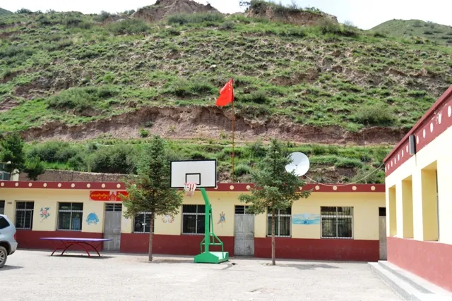 坎布拉镇尕吾尔小学回访