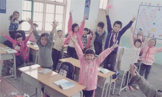 广西军区永常希望小学课桌椅捐赠仪式现场报道