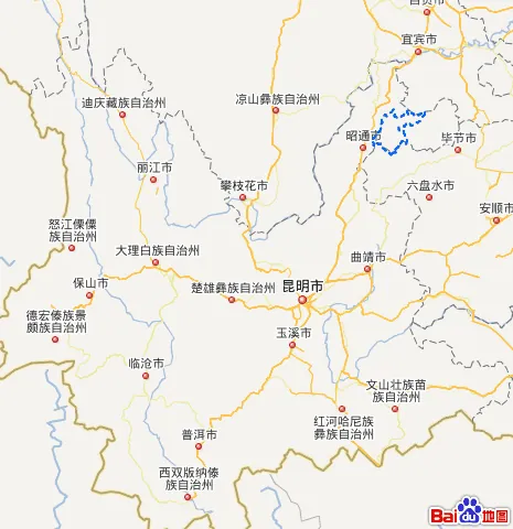 行进在彝良地质灾害多发地区的志愿者