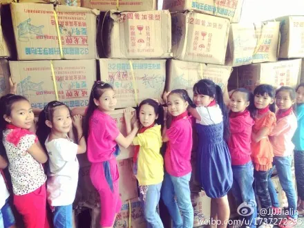 永常小学孩子们-----“不会倒掉的”课桌椅来了